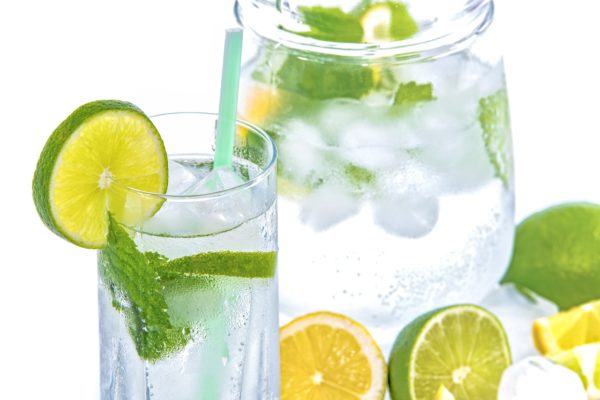 Acqua e limone pro e contro